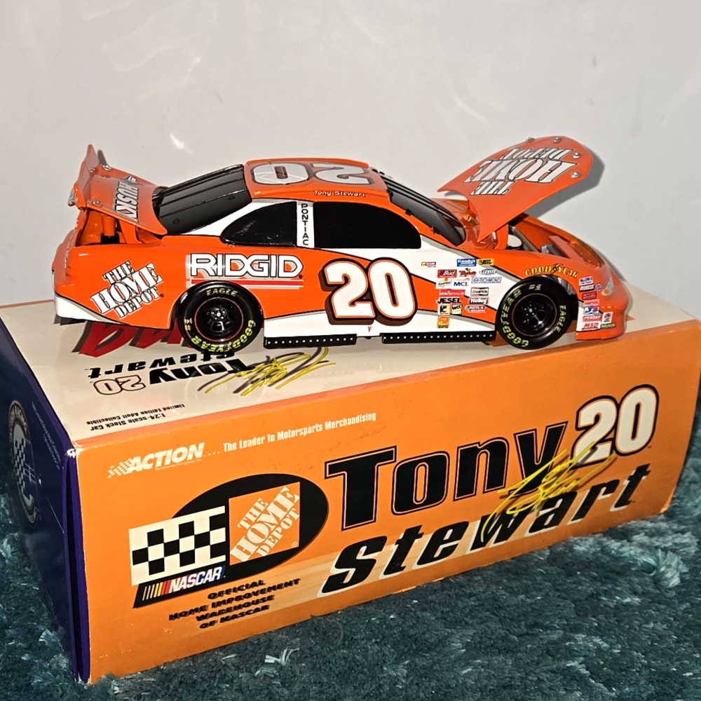 1999 Tony Stewart #20 Home Depot 1:24 Scale Limited Edition Car